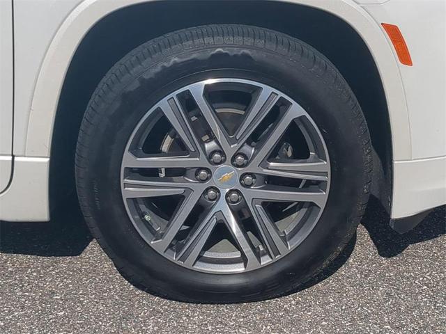Photo of 2023 Iridescent Pearl Tricoat Chevrolet Traverse