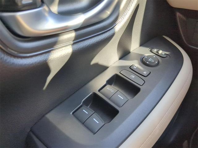 Photo of 2025 Platinum White Pearl Honda HR-V