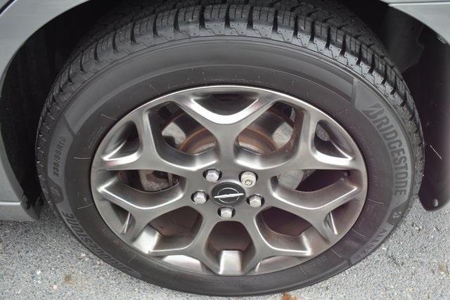 Photo of 2017 Ceramic Gray Clearcoat Chrysler 300