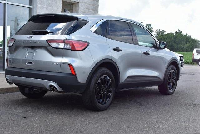 Photo of 2022 Iconic Silver Metallic Ford Escape