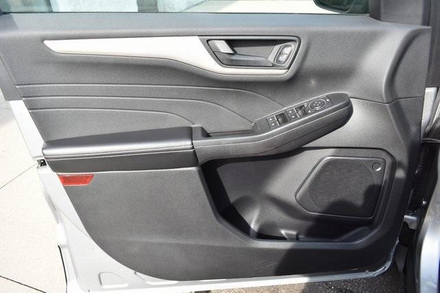 Photo of 2022 Iconic Silver Metallic Ford Escape