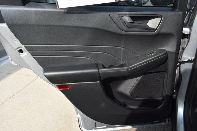 Photo of 2022 Iconic Silver Metallic Ford Escape