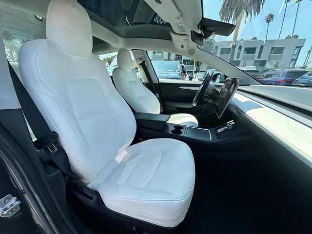 Photo of 2021 Gray Tesla Model 3