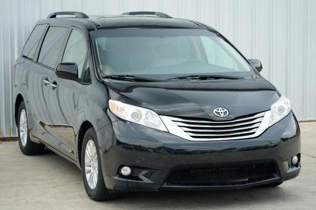 Photo of 2015 Attitude Black Toyota Sienna