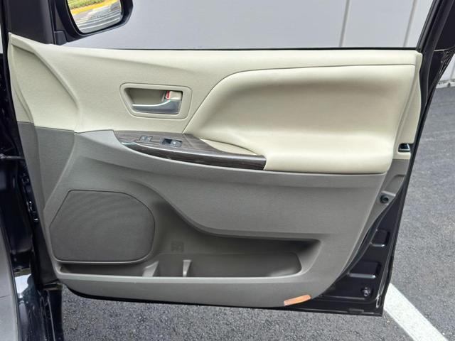 Photo of 2015 Attitude Black Toyota Sienna