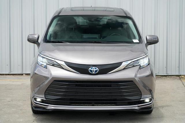 Photo of 2021 Predawn Gray Mica Toyota Sienna