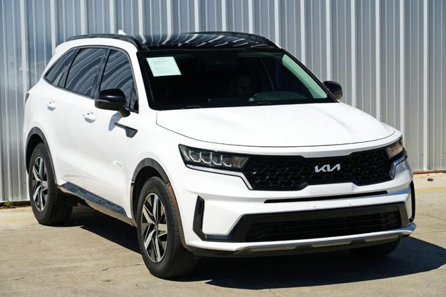 Photo of 2022 Glacial White Pearl Kia Sorento