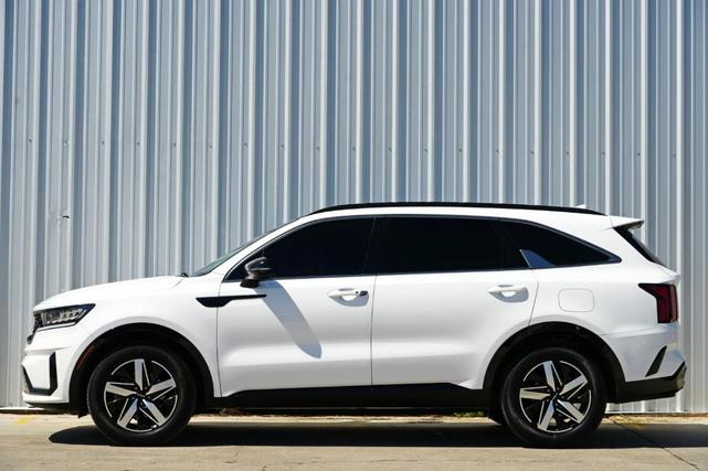 Photo of 2022 Glacial White Pearl Kia Sorento