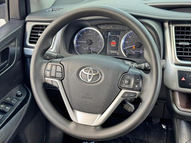 Photo of 2019 Midnight Black Metallic Toyota Highlander