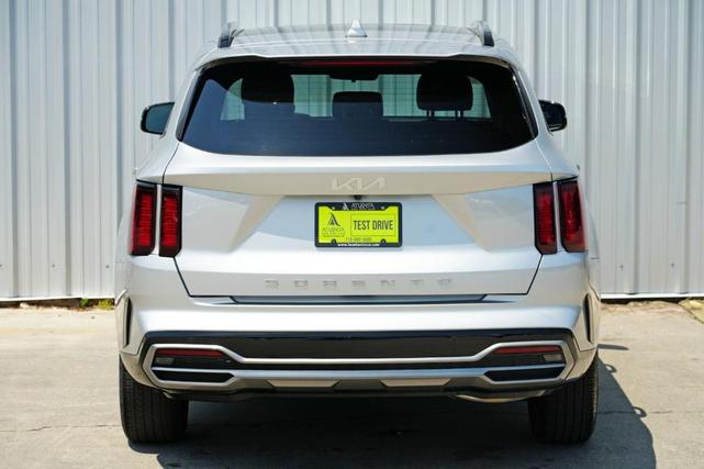 Photo of 2022 Sparkling Silver Kia Sorento