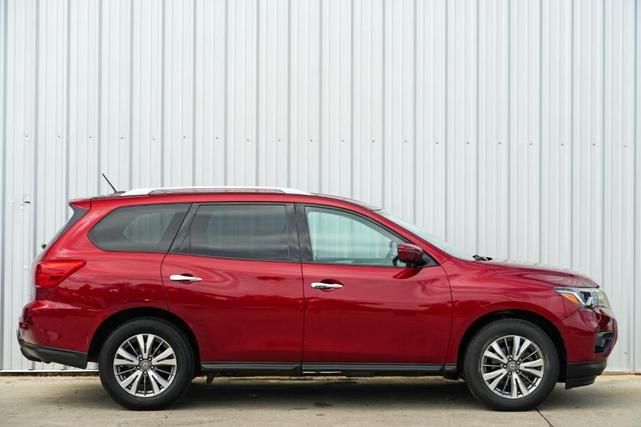 Photo of 2018 Scarlet Ember Nissan Pathfinder