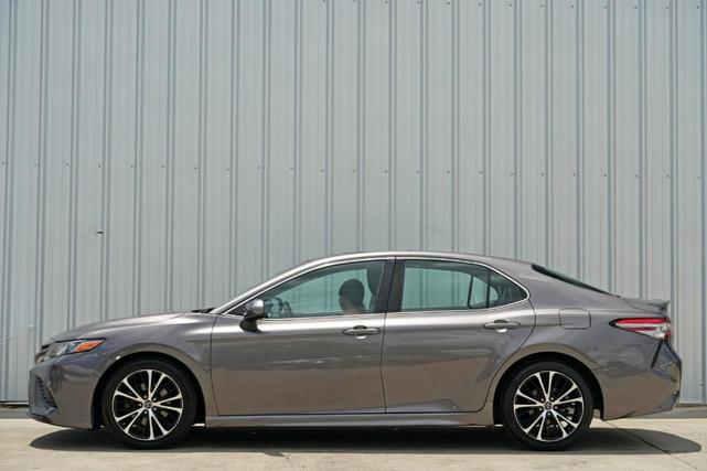 Photo of 2018 Predawn Gray Mica Toyota Camry