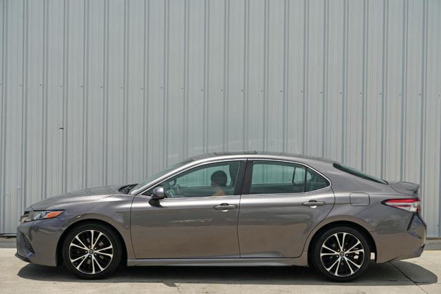 Photo of 2018 Predawn Gray Mica Toyota Camry