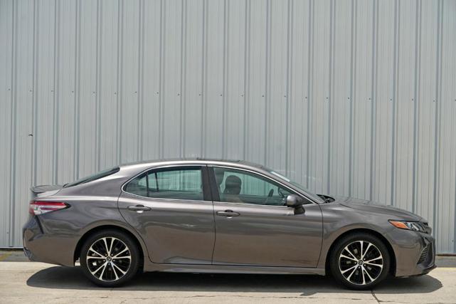 Photo of 2018 Predawn Gray Mica Toyota Camry