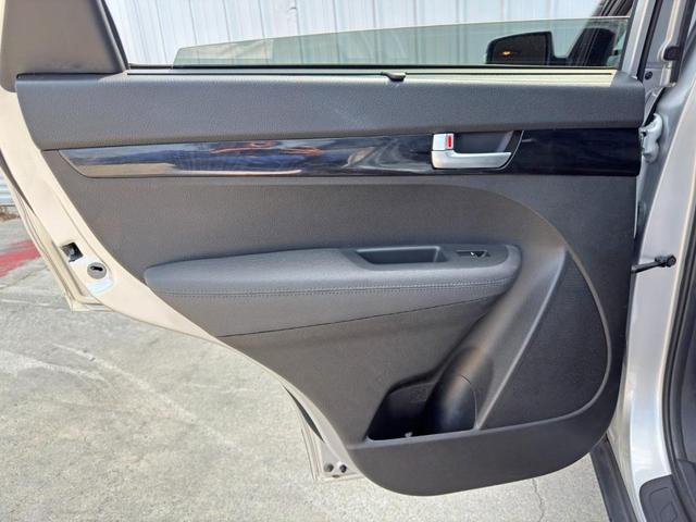 Photo of 2014 Bright Silver Kia Sorento