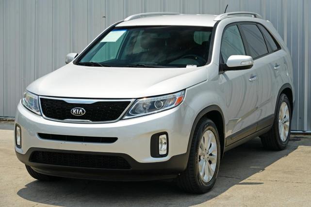 Photo of 2014 Bright Silver Kia Sorento