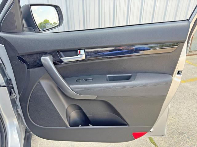 Photo of 2014 Bright Silver Kia Sorento