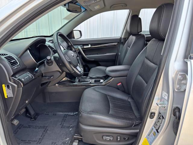 Photo of 2014 Bright Silver Kia Sorento