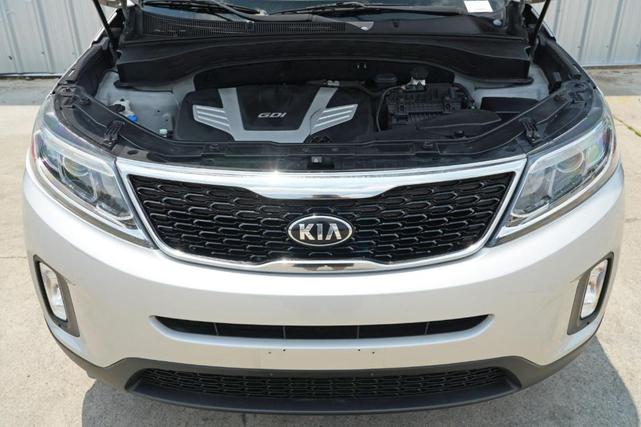 Photo of 2014 Bright Silver Kia Sorento