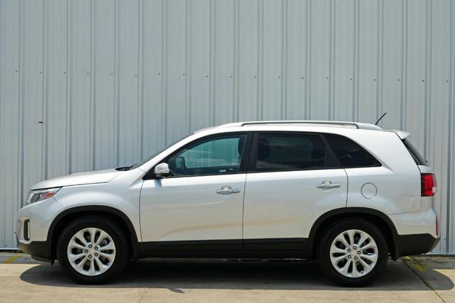 Photo of 2014 Bright Silver Kia Sorento