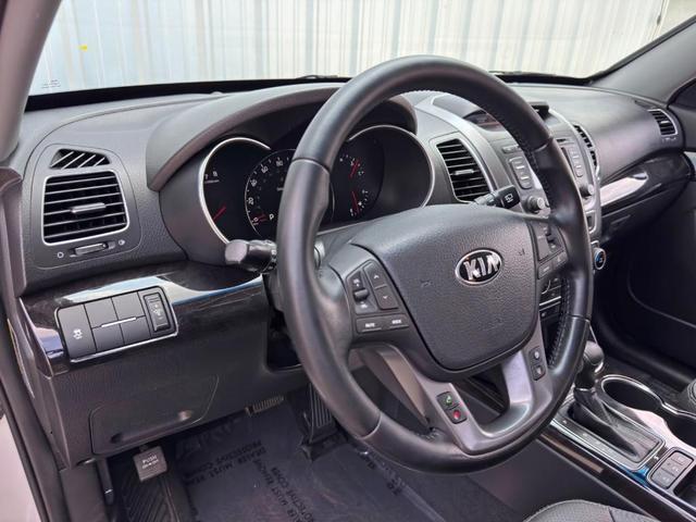 Photo of 2014 Bright Silver Kia Sorento
