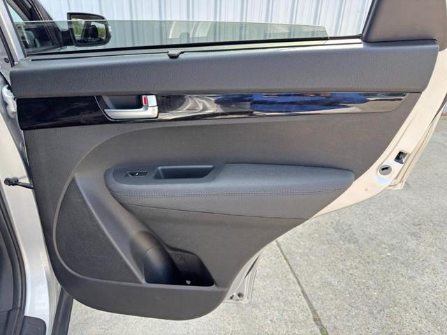 Photo of 2014 Bright Silver Kia Sorento
