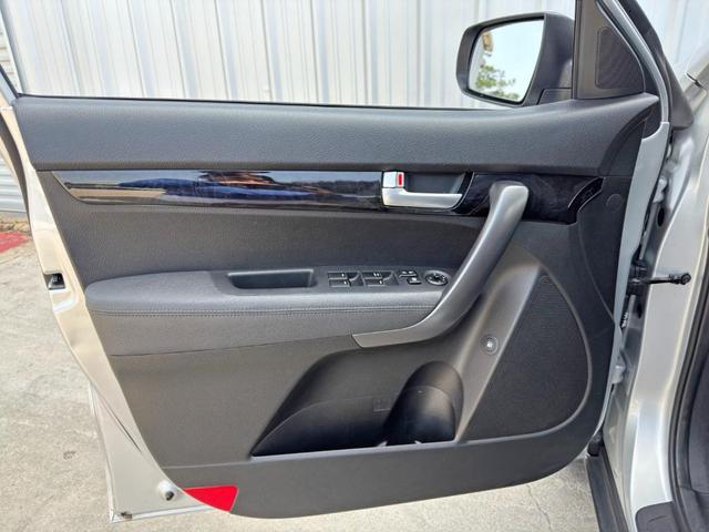Photo of 2014 Bright Silver Kia Sorento