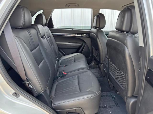 Photo of 2014 Bright Silver Kia Sorento