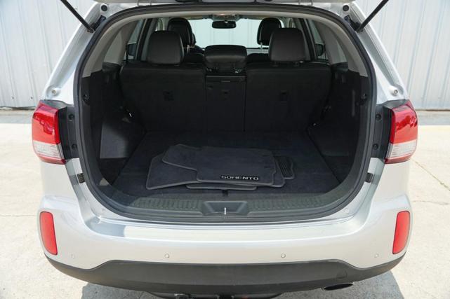 Photo of 2014 Bright Silver Kia Sorento