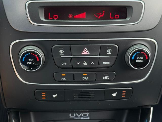 Photo of 2014 Bright Silver Kia Sorento