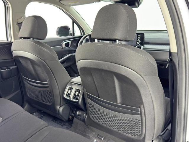 Photo of 2021 Glacial White Pearl Kia Sorento
