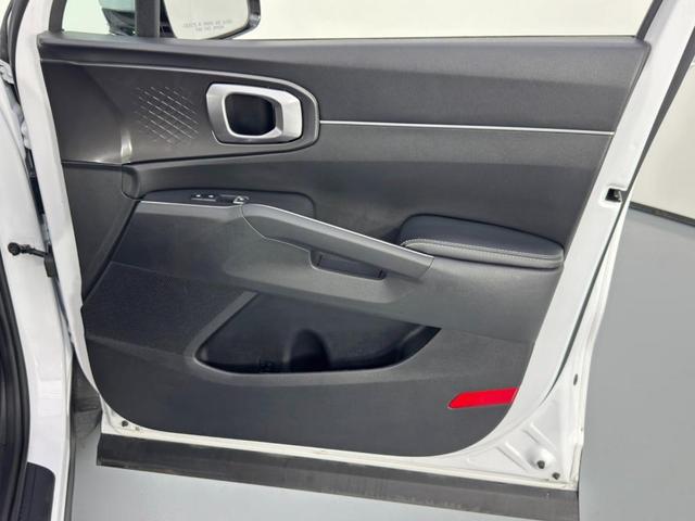 Photo of 2021 Glacial White Pearl Kia Sorento