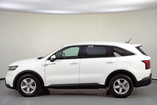 Photo of 2021 Glacial White Pearl Kia Sorento