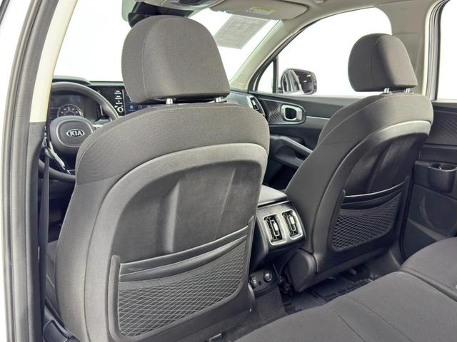 Photo of 2021 Glacial White Pearl Kia Sorento