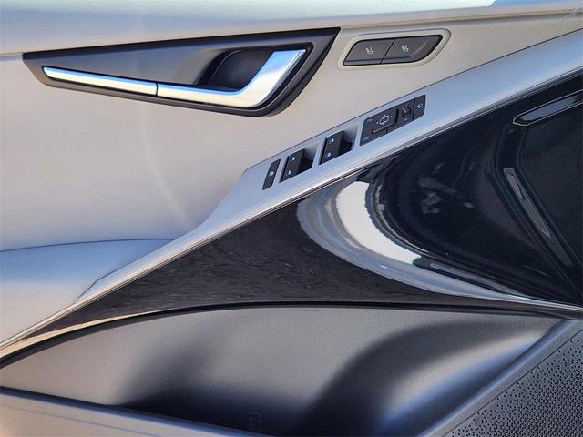 Photo of 2025 Snow White Pearl Kia Niro EV