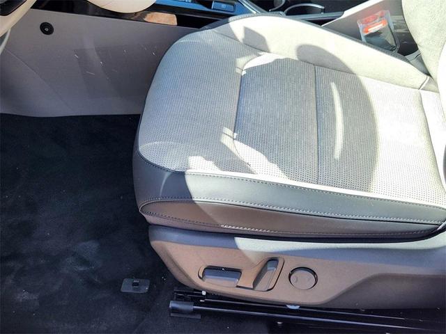 Photo of 2025 Snow White Pearl Kia Niro EV