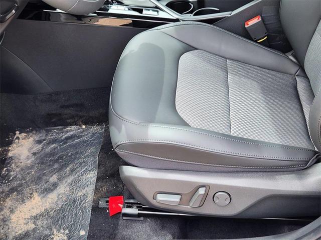Photo of 2025 Snow White Pearl Kia Niro