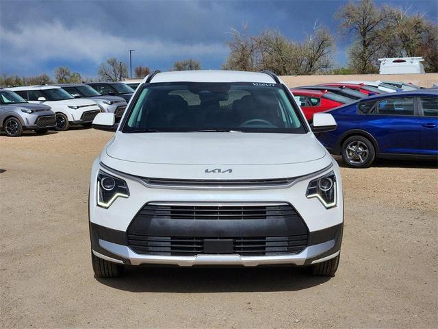 Photo of 2025 Snow White Pearl Kia Niro