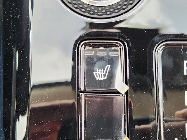 Photo of 2025 Snow White Pearl Kia Niro