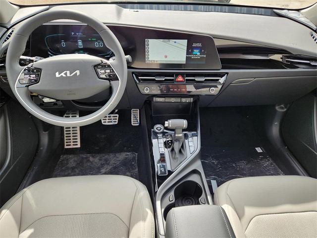 Photo of 2025 Snow White Pearl Kia Niro
