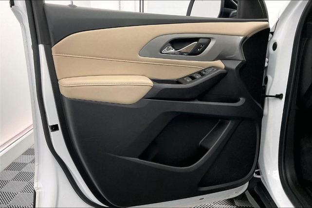 Photo of 2023 Summit White Chevrolet Traverse