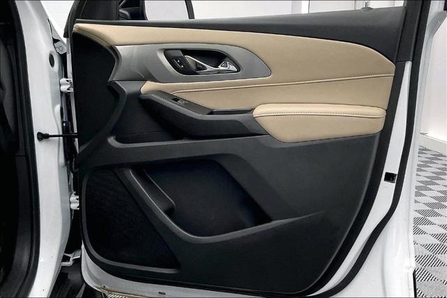 Photo of 2023 Summit White Chevrolet Traverse