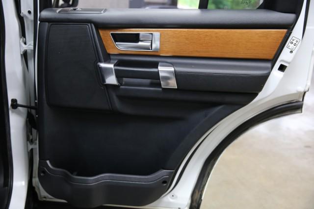 Photo of 2015 Fuji White Land Rover LR4