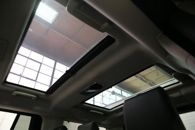 Photo of 2015 Fuji White Land Rover LR4
