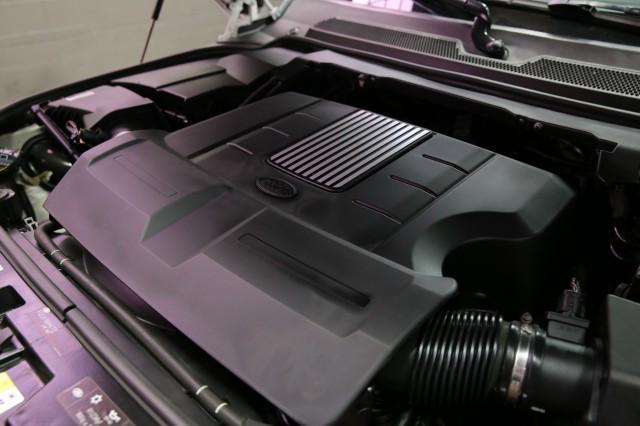Photo of 2015 Fuji White Land Rover LR4