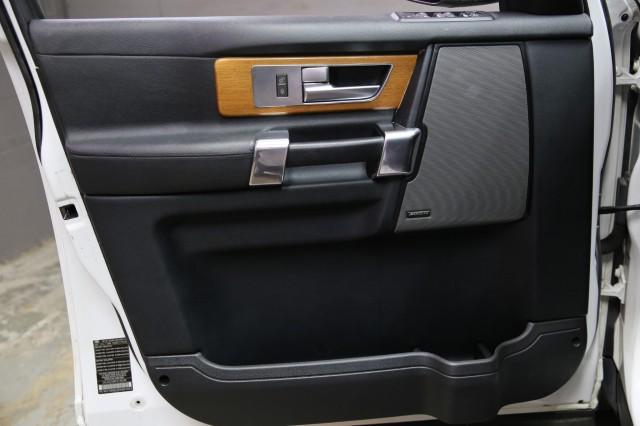 Photo of 2015 Fuji White Land Rover LR4