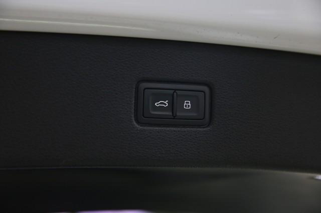 Photo of 2018 Glacier White Metallic Audi Q7