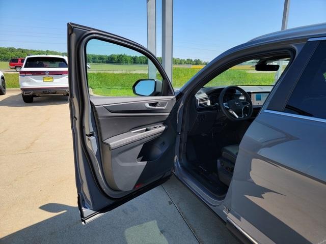 Photo of 2025 Pure Gray Volkswagen Atlas Cross Sport