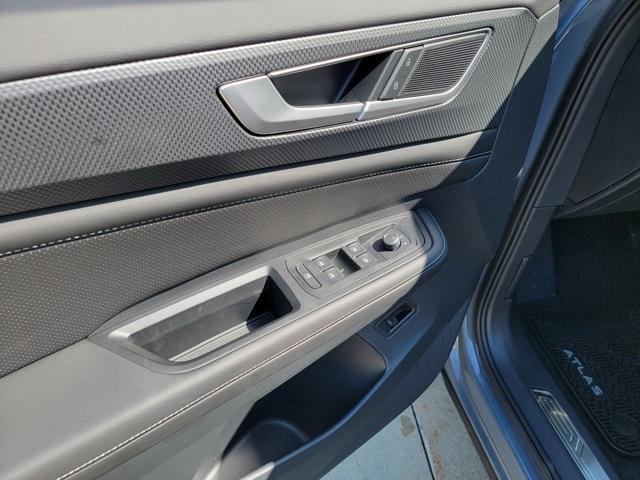 Photo of 2025 Pure Gray Volkswagen Atlas Cross Sport