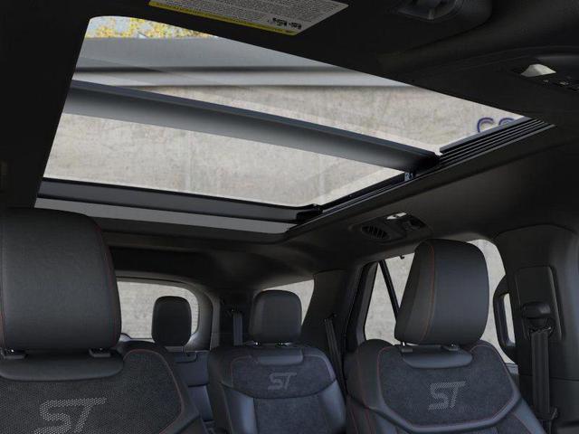Photo of 2025 Star White Metallic Tri-Coat Ford Explorer